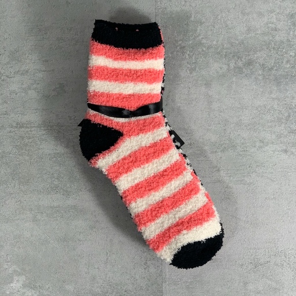 3/$20 Free Press 2 Pair Fuzzy Socks SZ 6-10.5 - Picture 3 of 8